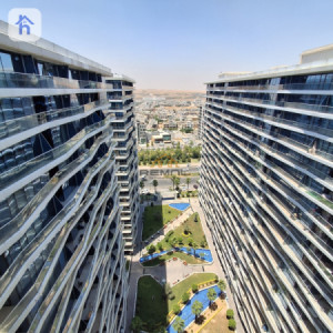 Modern 4-Bedroom Apartment image 2