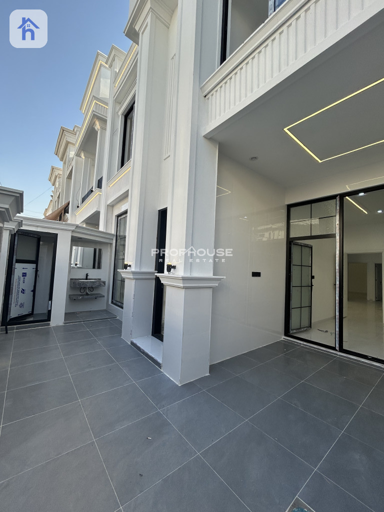 Spacious 5-Bedroom House in Hawlery Nwe Image 2