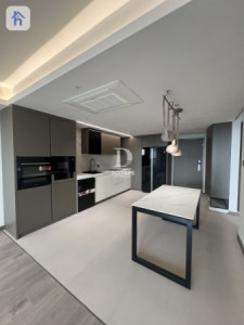 Luxurious apartment with city views image 3