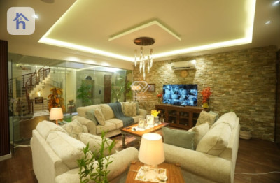 Elegant 5 Bedroom House for Sale Image 4
