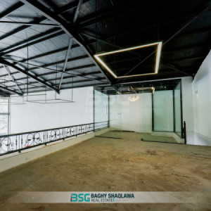 Spacious showroom in prime location image 2