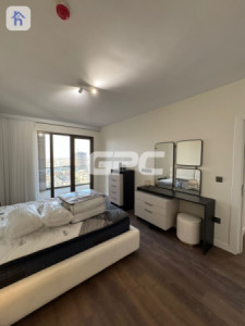 Spacious 4-Bedroom Apartment image 6