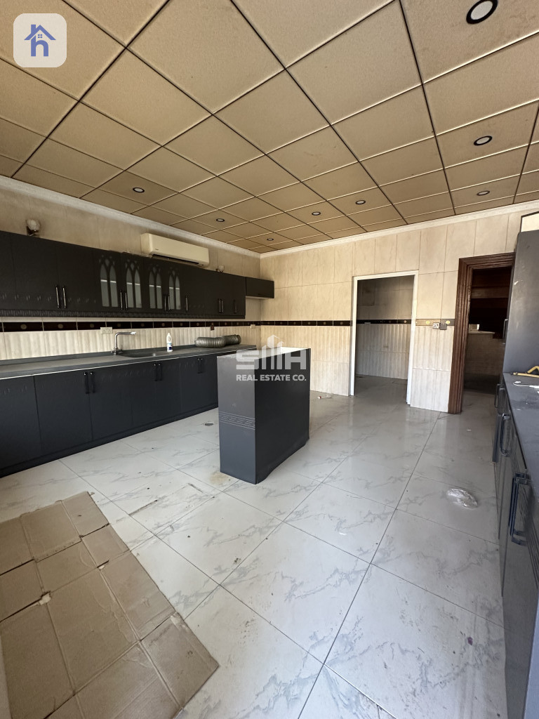 Spacious Commercial Property in Bakhtyari Image 2