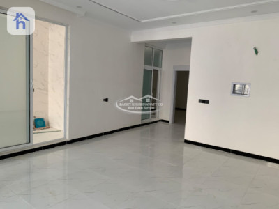 Family Home with 5 Bedrooms image 2