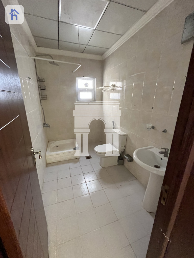 Spacious Commercial House, Ideal Location! Image 17