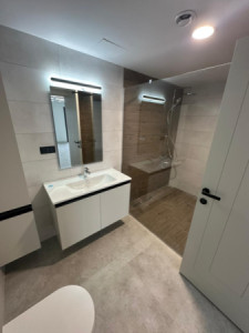 Modern 4-Bedroom Apartment image 12