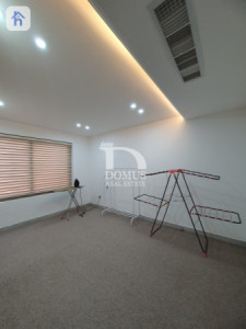 Elegant 5-Bedroom Villa Image 17