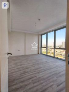 Spacious Apartment in Empire Square Image 4