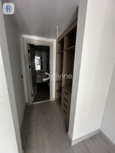 Contemporary 2-Bedroom Apartment with Large Living Space Resim 7