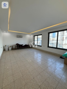 Spacious House with 6 Bedrooms Image 6