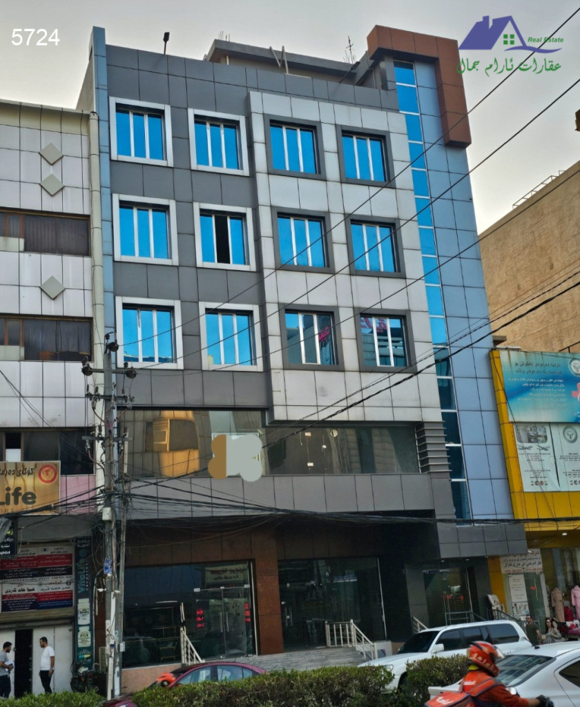 مبنى تجاري واسع مع عدة طوابق