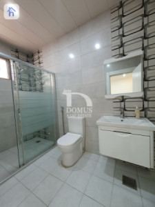 Elegant 5-Bedroom Villa Image 24