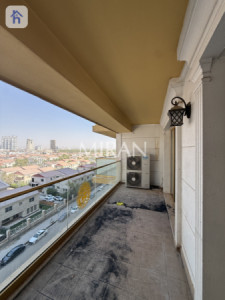 Modern Apartment image 10