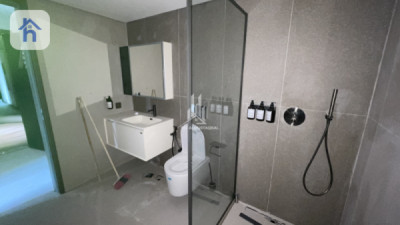 Luxurious 40th Floor Apartment for Rent Image 6