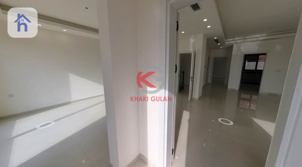 Spacious House with 4 Bedrooms Image 4