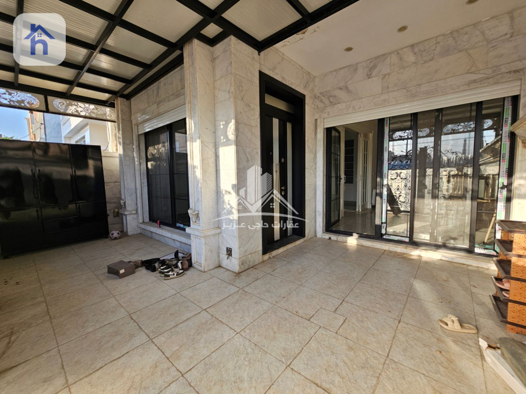 Modern Home with Plenty of Space Resim 2