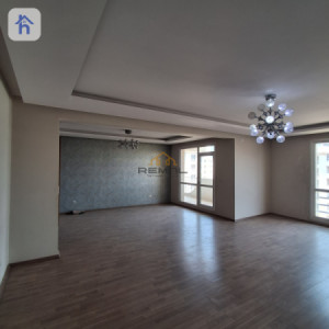 Elegant 3-Bedroom Apartment image 5