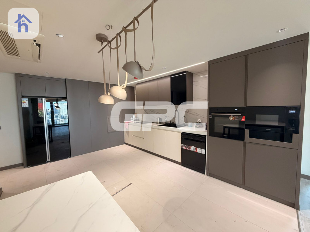 Spacious Apartment in Cavalli Tower