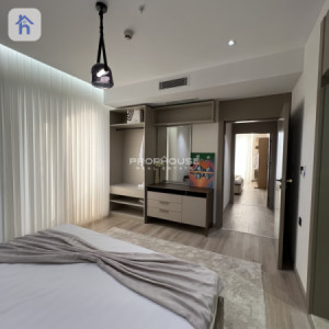 Stylish and Contemporary Apartment image 6