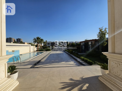 Luxury House with 6 Bedrooms Image 4