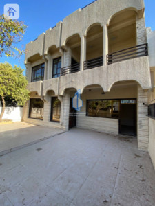 Spacious House with 4 Bedrooms image 2