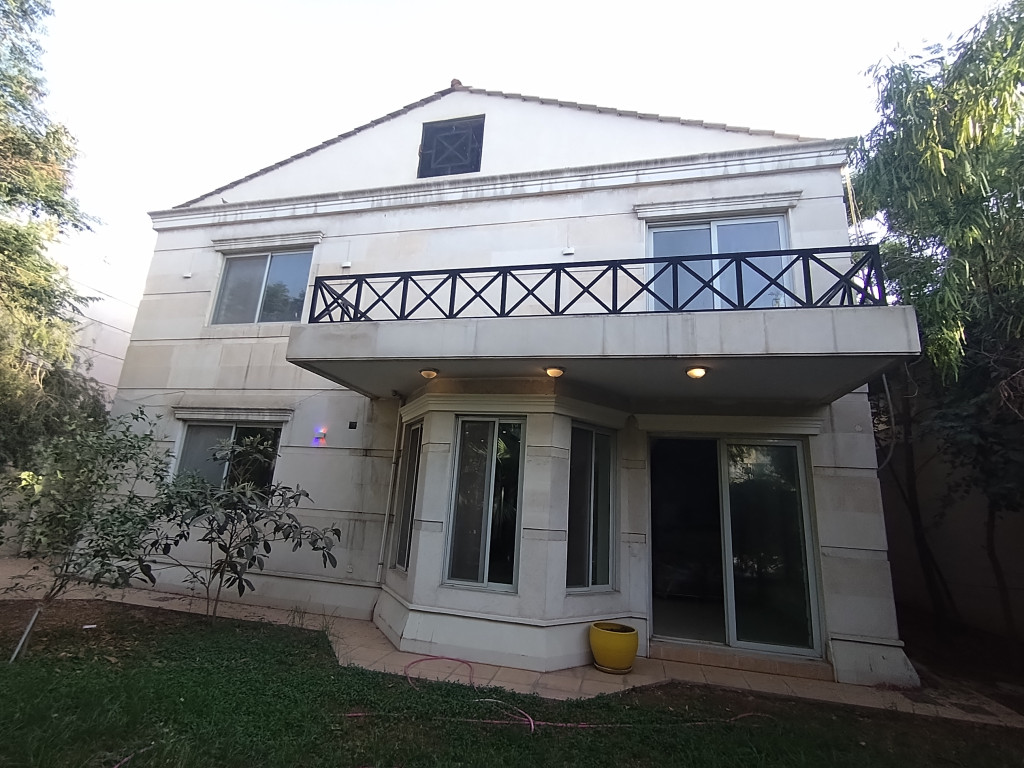 Spacious Commercial House in English Village