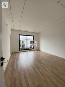 Modern House with Multiple Bedrooms Image 14