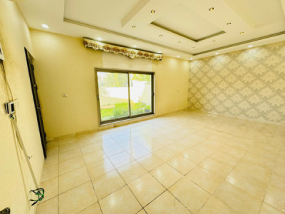 Spacious House with 5 Bedrooms Image 8