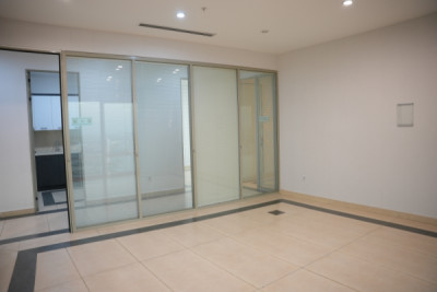 Modern office in prime location image 9