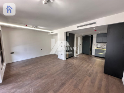 Sleek Studio Apartment in Prime Location image 1