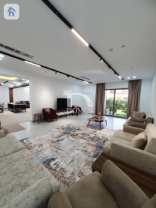 Elegant 5-Bedroom Villa Image 5