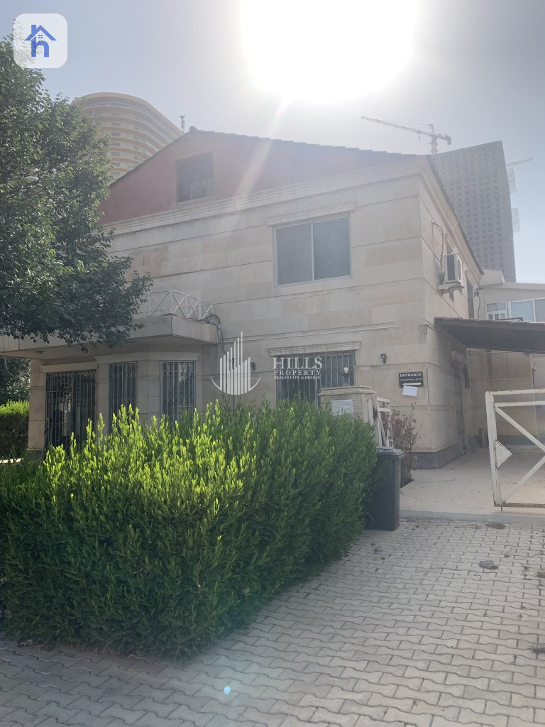 Spacious 4 Bedroom House in English Village