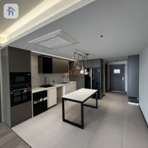 Modern One Bedroom Apartment with City Views image 4