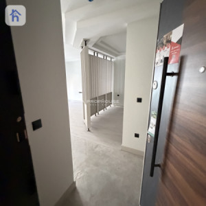 Modern Studio Apartment in Prime Location image 5