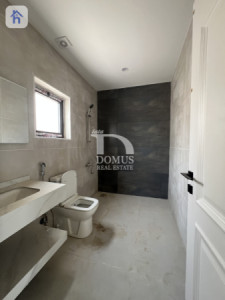 Charming House with 4 Bedrooms image 9