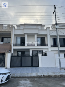 House Opposite Garden image 1