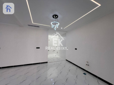 Spacious House with 6 Bedrooms Image 4