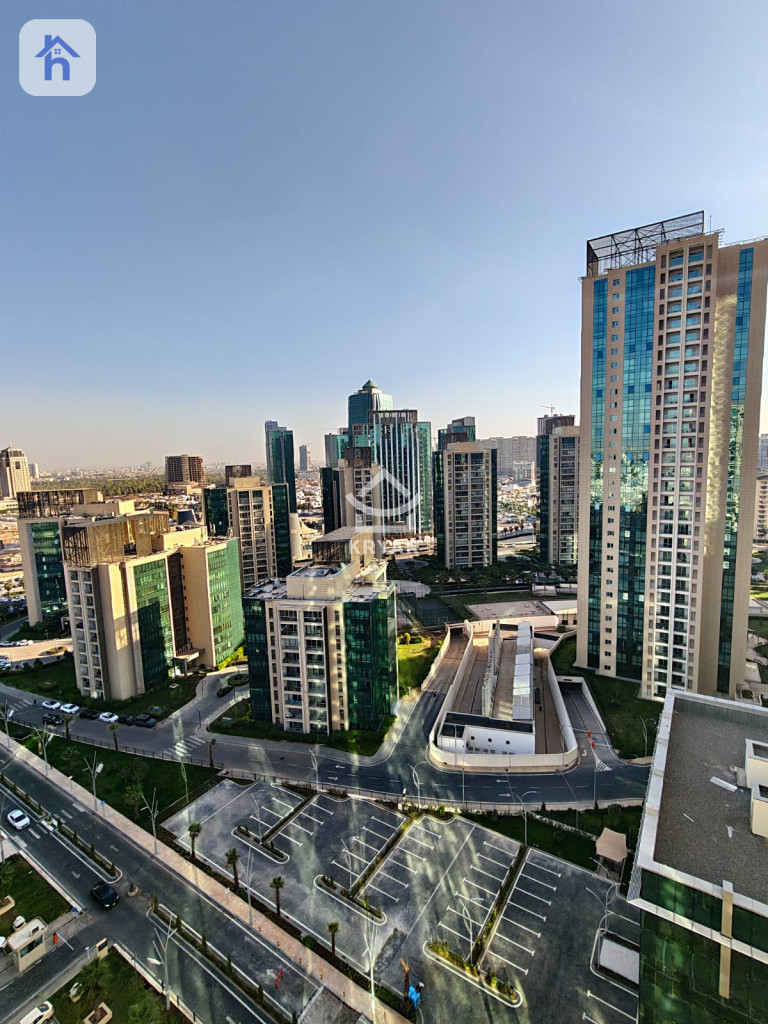 Spacious Apartment in Empire Square