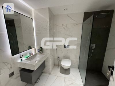 Modern 1-Bedroom Apartment in Prime Location Resim 6