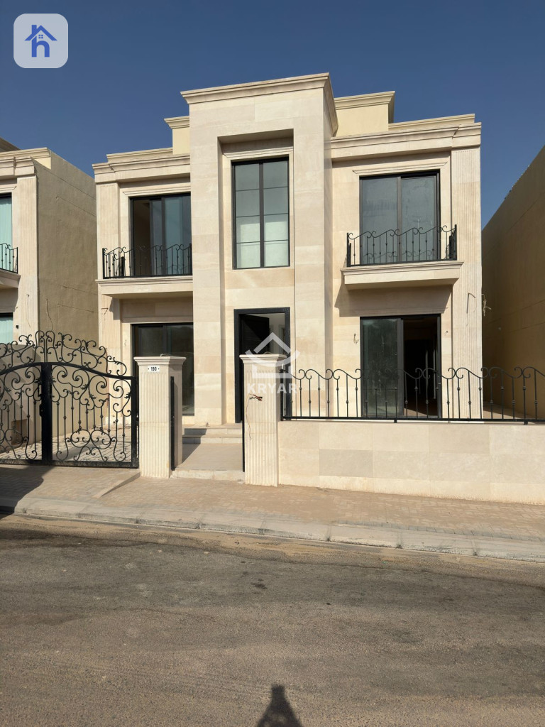 Modern 4-Bedroom House in Mountain View Image 2