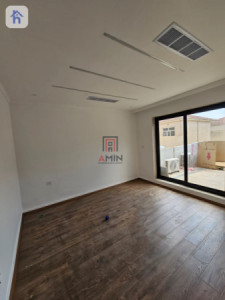 Family House with 4 Bedrooms Image 14