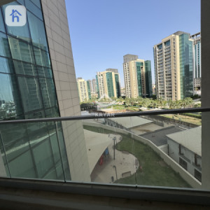Bright Apartment with 1 Bedroom image 1
