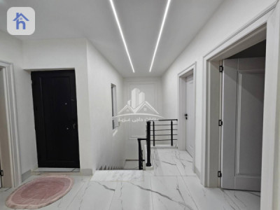 Modern House with Multiple Rooms Resim 13