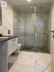 Modern 1-Bedroom Apartment Resim 4