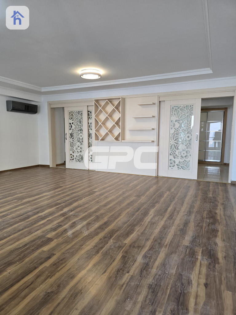 Spacious apartment in Roya Tower