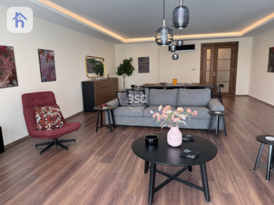 Elegant Apartment with 5 Bedrooms image 2