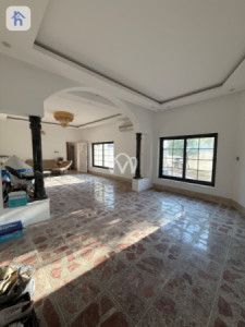 Spacious House with 6 Bedrooms Image 5