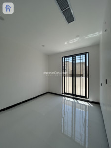 Modern House with 4 Bedrooms image 7