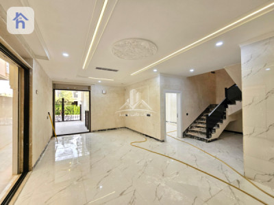 Luxurious 4-Bedroom House Image 9