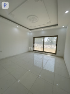 Modern Home with 5 Bedrooms Image 8